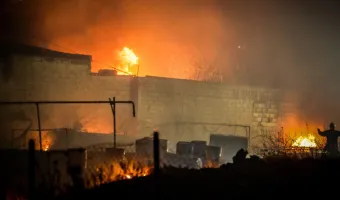 Μάχη με τις φλόγες δίπλα σε σπίτια στο Ωραιόκαστρο