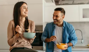 Τρως κάθε μέρα την ίδια ώρα; Η επιστήμη λέει πως υπάρχει καλός λόγος