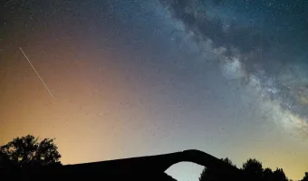 Ο Γαλαξίας «σκέπασε» το γεφύρι Αζίζ Αγά στα Γρεβενά