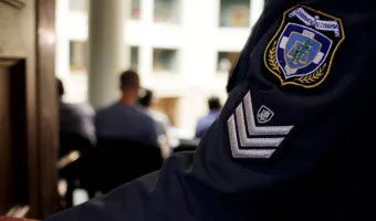 Άνδρας επιτέθηκε με μαχαίρι στο αστυνομικό τμήμα Μάνδρας