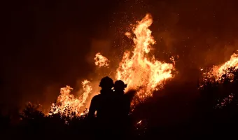 Αττικοβοιωτία: Ακραία συμπεριφορά και εξάπλωση της φωτιάς στο Πόρτο Γερμενό