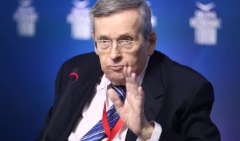 Στέφανος Μάνος: Η ζωή και η πολιτική διαδρομή του πρώην υπουργού που άφησε το δικό του αποτύπωμα στη Μεταπολίτευση