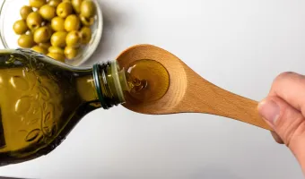 Μια κουταλιά ελαιόλαδο στο στόμα κάθε πρωί; Τι είναι το oil pulling και αν όντως βοηθά