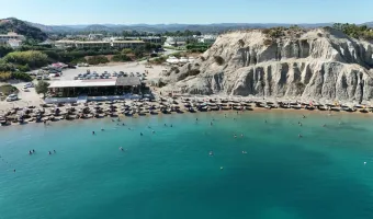 Ρόδος: Καταγγελίες για αυθαίρετες καταλήψεις παραλιών από ομπρέλες και ξαπλώστρες