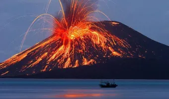 Anak Krakatau: Νέα έκρηξη στην Ινδονησία – Εντυπωσιακές εικόνες από το ηφαίστειο