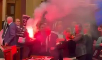 Καπνογόνα στη Βουλή της Αλβανίας