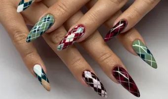 Argyle Nails μανικιούρ με ρόμβους