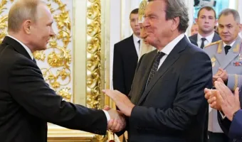 Γερμανία: Πολιτική θύελλα για την παρουσία του Σρέντερ στη γιορτή του Πούτιν