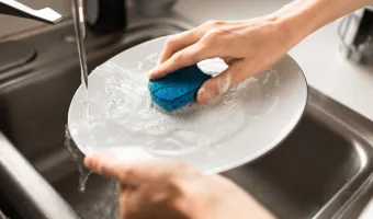 Το σφουγγάρι της κουζίνας απελευθερώνει μικροπλαστικά όταν πλένεις τα πιάτα