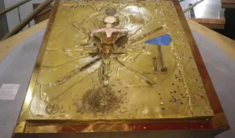 Έκλεψαν το χάλκινο εξώφυλλο του Νταλί από τη «Βιβλική Αποκάλυψη» στη Γαλλία
