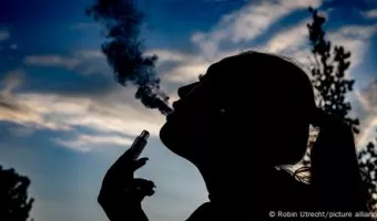 Σιλουέτα γυναίκας κάνει vaping έξω