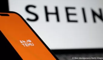 TEMU σε κινητό, φόντο SHEIN