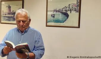 Σταύρος Τζίμας διαβάζει βιβλίο