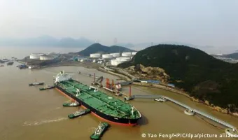 Δεξαμενόπλοιο σε λιμάνι