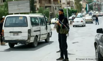 Ένοπλος σε δρόμο στη Συρία