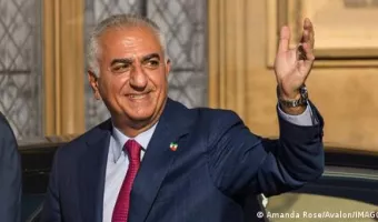 Ρεζά Παχλεβί χαιρετά