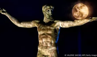 Άγαλμα Ποσειδώνα με πανσέληνο
