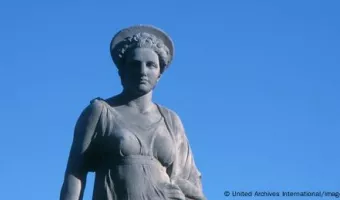 Άγαλμα θεάς με στεφάνι λουλουδιών