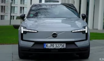 Εμπρόσθια όψη ηλεκτρικού Volvo αυτοκινήτου
