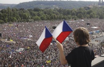 Τσεχία: Μαζική διαδήλωση για παραίτηση του πάμπλουτου πρωθυπουργού Μπάμπις