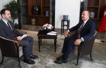 Τσαβούσογλου στην DW: Πάρτε τους πρόσφυγες στις χώρες σας