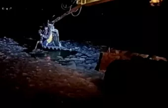 Σκύλος που έπεσε σε παγωμένα νερά σώζεται με εσκαφέα απο οικοδόμους (Video)