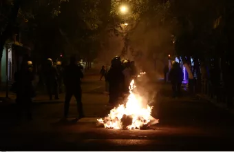 Εξάρχεια: 32 συλλήψεις, 52 προσαγωγές και δύο αστυνομικοί τραυματίες στα επεισόδια (pics+vid)