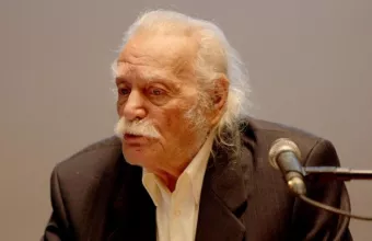 «Aθάνατος»: Με χειροκρότημα από τα μπαλκόνια αποχαιρέτησε η Αθήνα τον Μανώλη Γλέζο (vid)