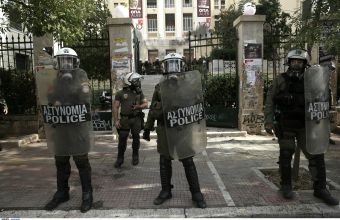 Επίθεση ομάδας ατόμων σε αστυνομικούς στην ΑΣΟΕΕ