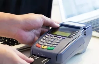 Ένωση Τραπεζών: Αύξηση του ορίου ανέπαφων συναλλαγών στα 50 ευρώ από τα 25