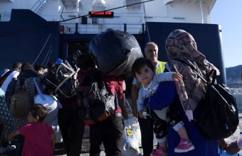 Έφτασε το «Νήσος Σάμος» στον Πειραιά με 75 πρόσφυγες και μετανάστες