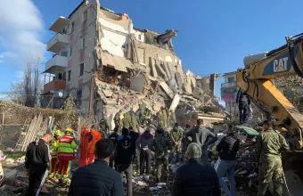Μάχη με το χρόνο για τους εγκλωβισμένους στην Αλβανία - Στους 25 οι νεκροί