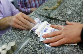 Έκτακτη ενίσχυση σε συνταξιούχους, υγειονομικούς: Πότε θα πληρωθούν οι δικαιούχοι