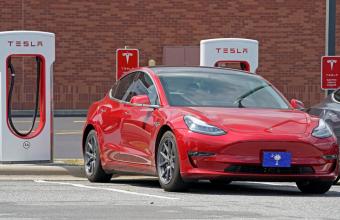 Άρχισε η παραγωγή ηλεκτρικών αυτοκινήτων Tesla στην Κίνα