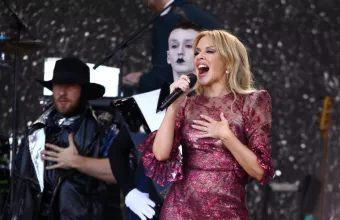 Στην Ελλάδα η Kylie Minogue: Φώτο σε πλοίο για την Αίγινα