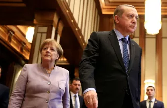 Συρίγος στον ΣΚΑΪ: Ο Ερντογάν είναι πολύ στριμωγμένος, και τότε παίζει στα ακραία όρια