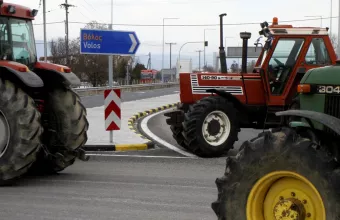 Μπλόκο στον κόμβο της Νίκαιας στήνουν οι αγρότες από την Θεσσαλία
