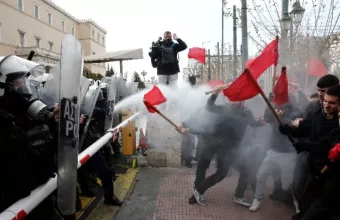 Μικροεπεισόδια στη συγκέντρωση διαμαρτυρίας φοιτητών έξω από τη Βουλή