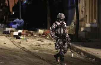 Οκτώ αστυνομικοί τραυματίστηκαν από την επιχείρηση στη Ματρόζου (pics)