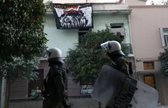 Ολοκληρώθηκε η επιχείρηση της ΕΛΑΣ στο Κουκάκι - 5 συλλήψεις (pics)