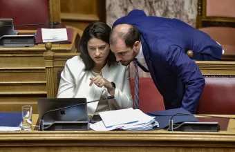 Βουλή: Έβγαλαν «μαχαίρια» Φίλης - Κεραμέως για τους απόφοιτους κολεγίων 