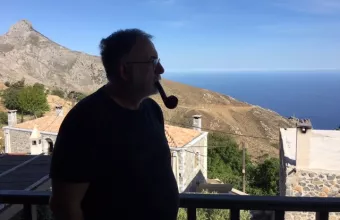 Άνδρας σε νησιωτικό τοπίο