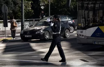 Διακοπή της κυκλοφορίας στην Ελ. Βενιζέλου στον Πειραιά λόγω πυρκαγιάς σε ξυλουργείο
