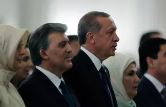 Φίλια πυρά Γκιουλ σε Ερντογάν: Όχι σε ανοιχτό πόλεμο στη Συρία - Λάθος η αγορά των S-400