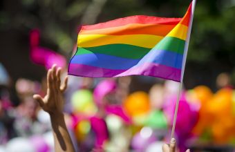 Ελλάδα-Έρευνα: 1 στα 3 άτομα ΛΟΑΤΚΙ+ έχει δεχτεί προσβολές ή εξύβριση σε δημόσιες υπηρεσίες