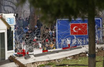 Βίντεο - ντοκουμέντο: Τούρκοι συνοδεύουν λεωφορεία με μετανάστες στα σύνορα (vid)