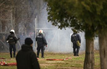 Έβρος: Σοβαρά επεισόδια στις Καστανιές - Συγκρούσεις σε όλο το μήκος του φράχτη