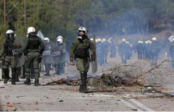 Λέσβος: Επίθεση διαδηλωτών σε δυνάμεις της αστυνομίας που κατευθύνονταν στην πόλη