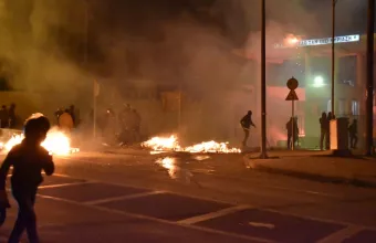 Λέσβος: Υπό πολιορκία οι δυνάμεις των ΜΑΤ στο στρατόπεδο Κυριαζή