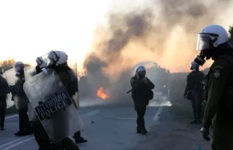 Επεισόδια στα νησιά: 43 τραυματίες αστυνομικοί στη Λέσβο - 8 τραυματίες στη Χίο